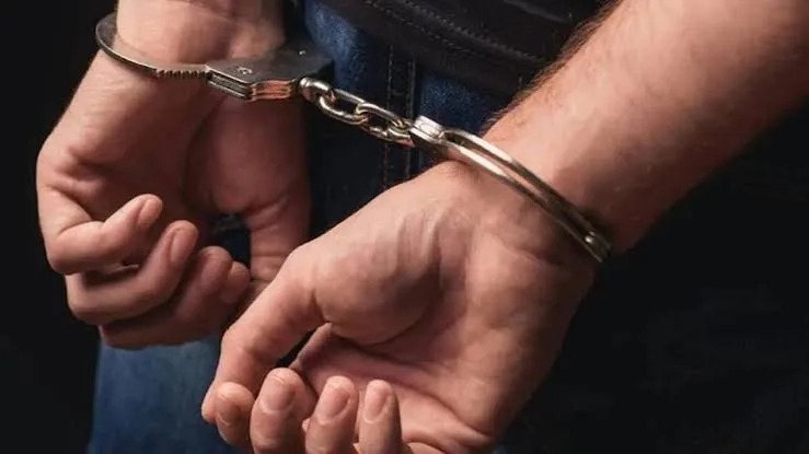 पूर्व IAS के बेटे को पुलिस ने किया गिरफ्तार, फर्जी अफसर बनकर करता था ठगी