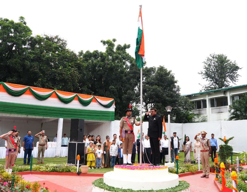 CS ने सचिवालय में शान से लहराया तिरंगा, गिनाईं उत्तराखंड की उपलब्धियां और चुनौतियां – Khabar Uttarakhand