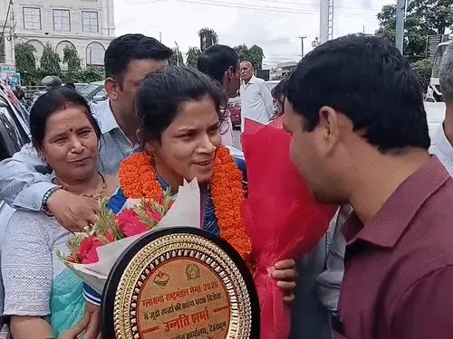 उन्नति का देहरादून में भव्य स्वागत, कॉमनवेल्थ गेम्स में कांस्य पदक जीतकर बढ़ाया गौरव – Khabar Uttarakhand