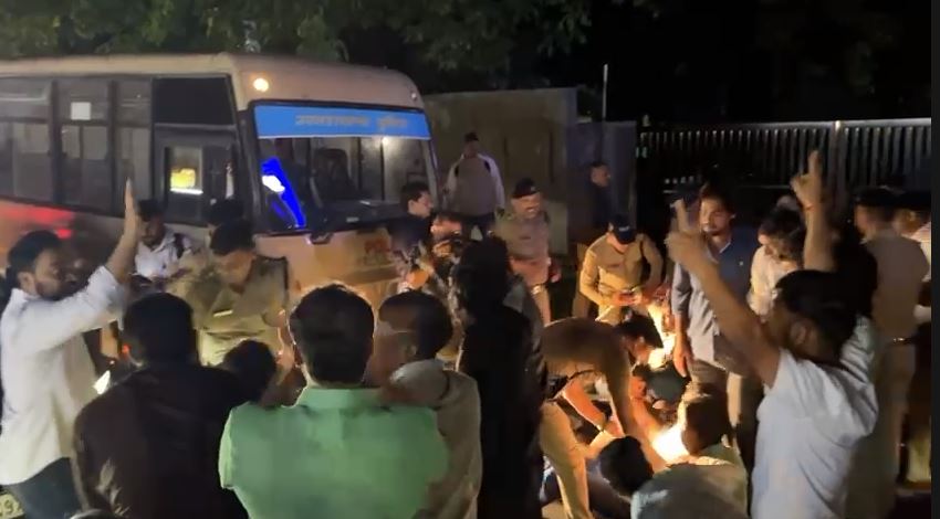 देहरादून में देर रात NSUI का हंगामा, SSP आवास घेरने पहुंचे छात्र