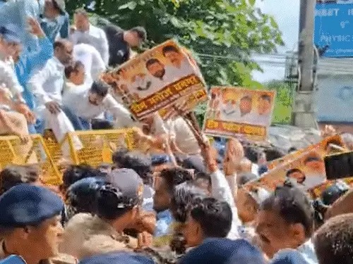 देहरादून में कांग्रेस का सचिवालय कूच, मुख्य चुनाव आयुक्त को हटाने की मांग, पुलिस ने रोका