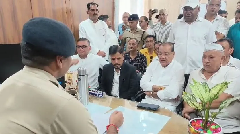 राहुल गांधी पर मुकदमे के बाद कांग्रेस का हल्लाबोल, कोतवाली का किया घेराव