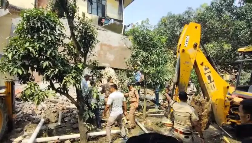 रुड़की में बड़ा हादसा: अमृत लॉ कॉलेज में ढही इमारत, मलबे में दबा PAC जवान