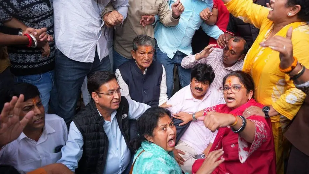 दिल्ली से देहरादून पहुंची कांग्रेस की ‘गुरिल्ला स्टाइल प्रदर्शन’ की रणनीति, जानें पहले कब-कब दिखे ऐसे तेवर?