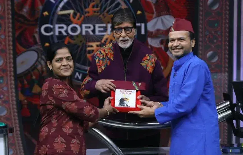 देहरादून के लोकेंद्र सोनी पहुंचे KBC, अमिताभ बच्चन को भेंट की उत्तराखंड की पहाड़ी टोपी