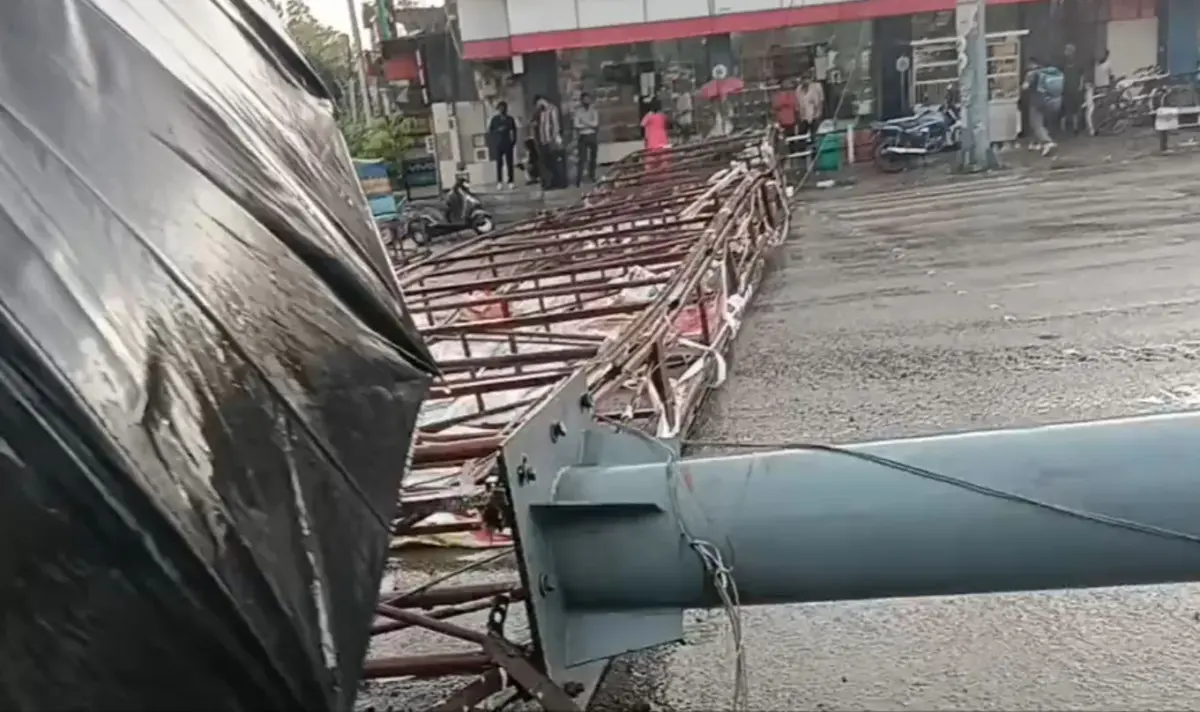 खराब मौसम का कहर!, रिस्पना पुल पर गिरा होर्डिंग, लगा लंबा जाम, कहीं गिरे पेड़