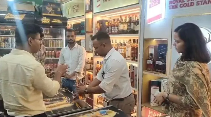 शराब की दुकानों पर प्रशासन का छापा, ओवररेटिंग समेत कई गड़बड़ियां पकड़ीं