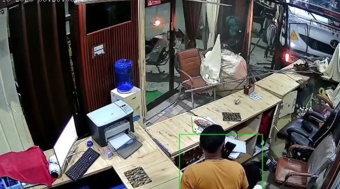 देहरादून में खौफनाक हादसा: साइबर कैफे में जा घुसा बेकाबू ट्रक, वीडियो देख उड़ जाएंगे होश