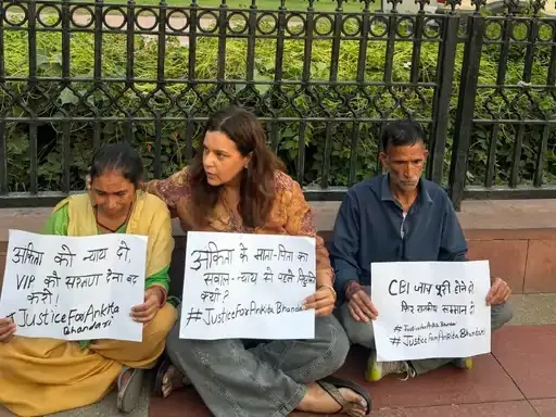 इंडिया गेट पर धरने पर बैठे अंकिता के माता-पिता, दुष्यंत गौतम की नियुक्ति रद्द करने की मांग